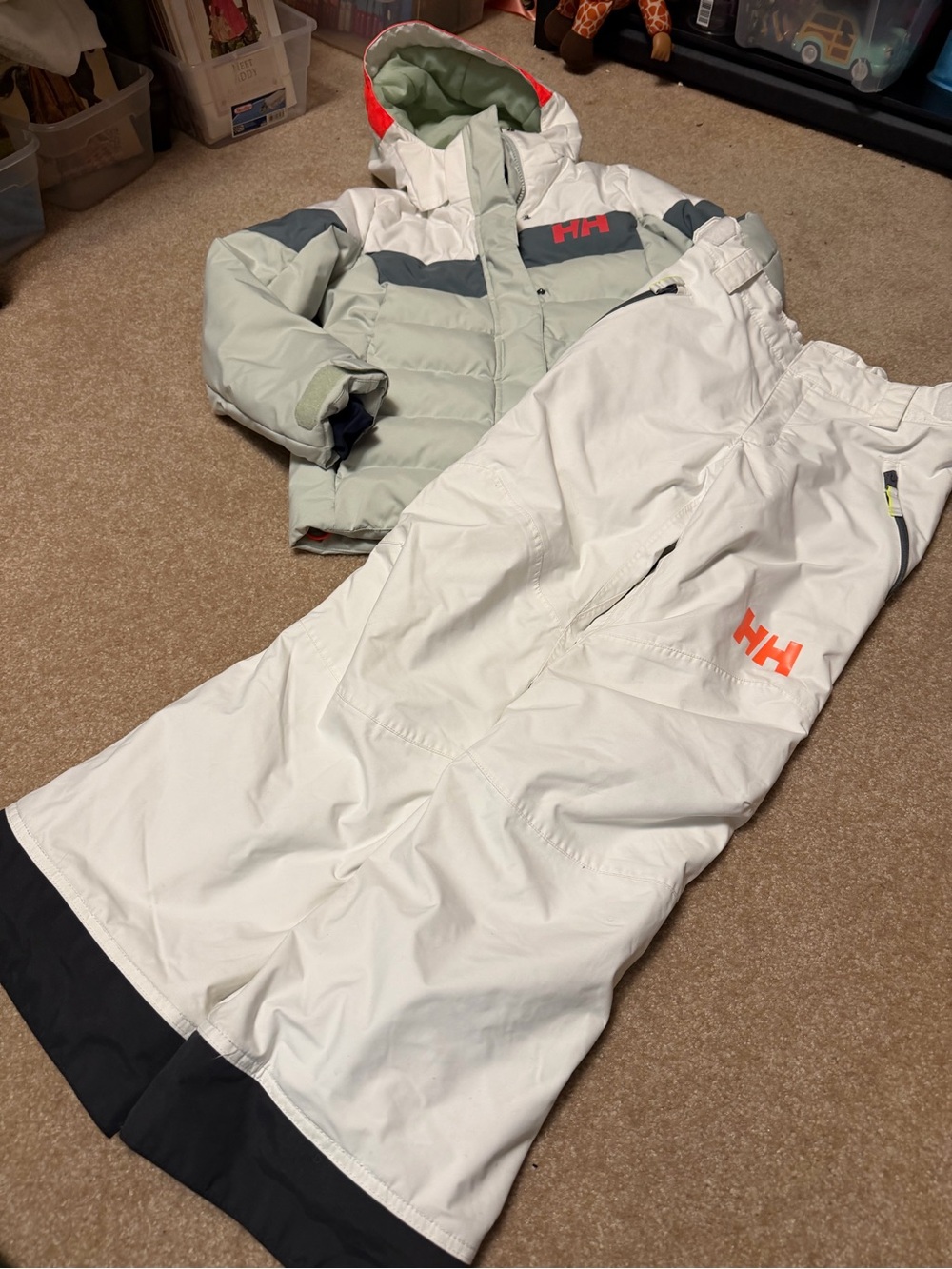 Helly Hansen ski suit outfit winter jacket and matching snow pants. Kids Size 10